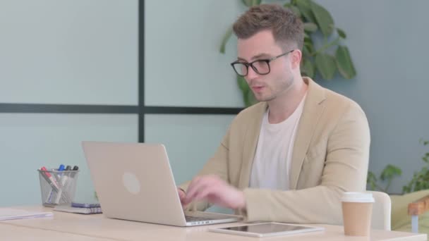 Молодий Бізнесмен Болем Спині Працює Ноутбуці — стокове відео