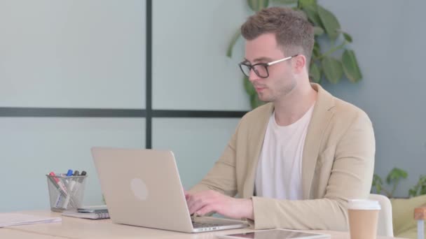 Thumbs Young Businessman Working Laptop — Stock Video