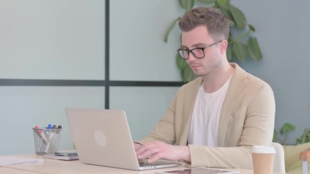 Chockad Ung Affärsman Som Arbetar Laptop — Stockvideo