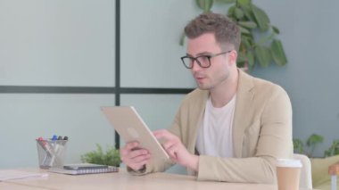 Tablet 'te Başarıyı Kutlayan Genç İşadamı