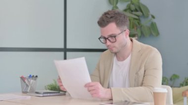 Genç İşadamı Belgeleri İşyerinde Okuyor, Evrak İşlerinde