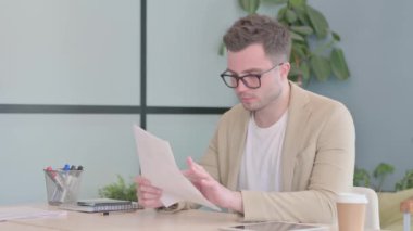 İş Raporuna Tepki Verirken Genç İşadamı Kutluyor,