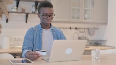 Laptop 'ta Genç Afrikalı Adam' dan Başarılı İnternet Alışverişi