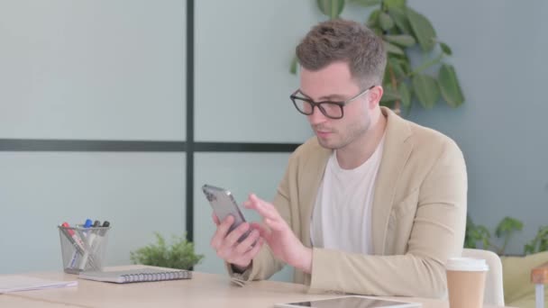 Mladý Podnikatel Používající Chytrý Telefon Práci — Stock video