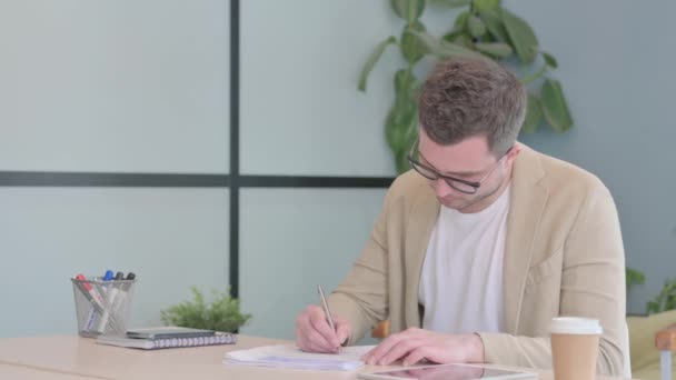 Nuori Liikemies Tekee Paperityötä Käyttää Älypuhelinta — kuvapankkivideo