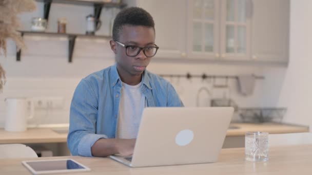Junger Afrikaner Arbeitet Laptop — Stockvideo