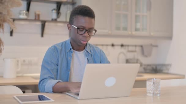 Ung Afrikansk Man Med Nacksmärta Arbetar Laptop — Stockvideo