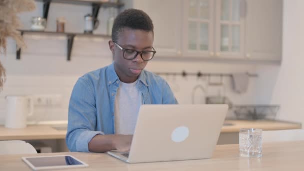 Młody Afrykanin Bólem Nadgarstka Pracuje Laptopie — Wideo stockowe