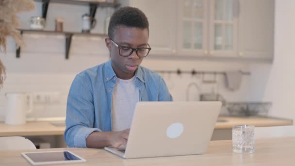 Junger Afrikaner Mit Rückenschmerzen Arbeitet Laptop — Stockvideo