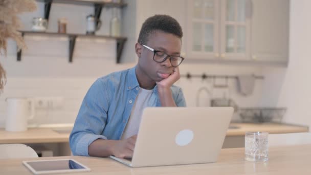Sova Ung Afrikansk Man När Använder Laptop — Stockvideo