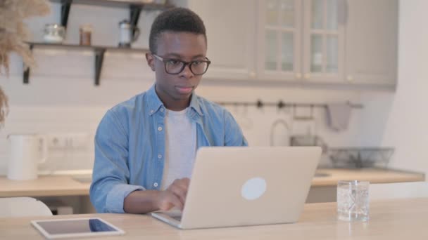 Izgatott Fiatal Afrikai Férfi Ünnepli Siker Laptopon — Stock videók