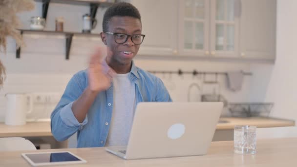 Chat Vídeo Línea Por Hombre Joven Africano Ordenador Portátil — Vídeo de stock
