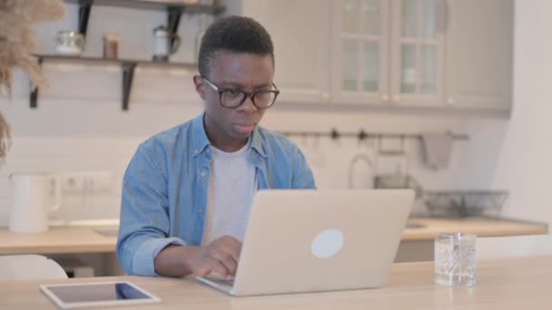 Ung Afrikansk Man Chockad Förlust Laptop — Stockvideo