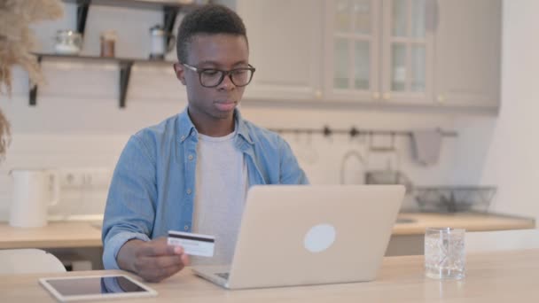 Exitoso Compras Línea Por Young African Man Ordenador Portátil — Vídeos de Stock