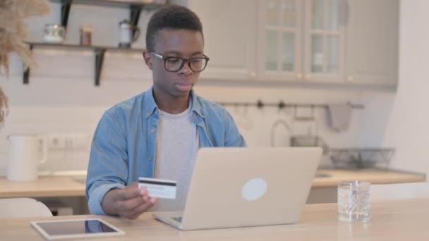 非洲年轻人在笔记本电脑上网上购物失败 — 图库视频影像