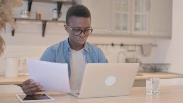 Młody Afrykanin Świętuje Sukces Laptopie Dokumentach Papierkowa Robota — Wideo stockowe