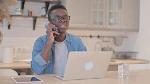 Joven Africano Hablando Por Teléfono Trabajo — Vídeo de stock