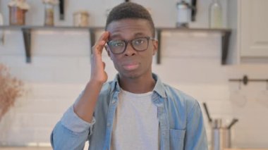 Yorgun ve Baş Ağrısı Olan Afrikalı Genç Adam 'ın Portresi