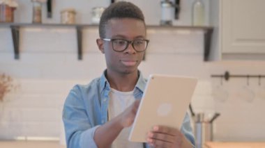 Tablet Bilgisayar kullanan Genç Afrikalı Adam Portresi