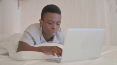 Genç Afrikalı Adam Laptop 'ta Yitirdiği Yerde Yerde Yatarken Şok Oldu