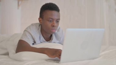 Genç Afrikalı Adam Yatakta Karnında Uzanıyor Kamerada Gülümsüyor