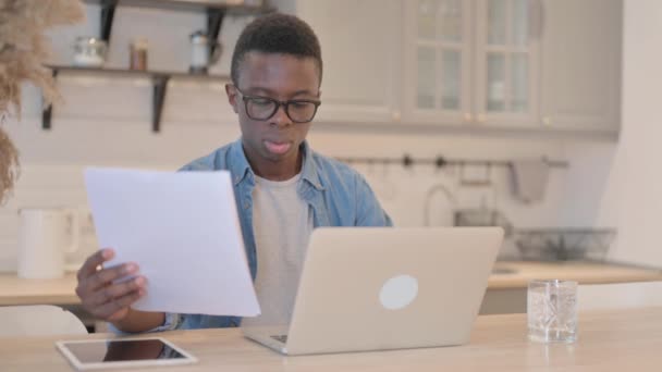 Młody Afrykanin Zszokowany Stratą Laptopie Dokumentach Robota Papierkowa — Wideo stockowe