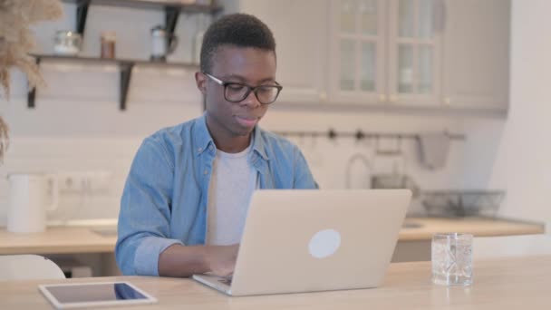 Geschokt Jonge Afrikaanse Man Werken Laptop — Stockvideo