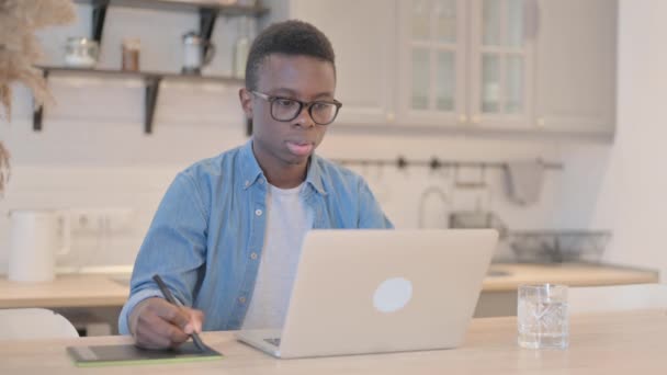 Junger Afrikaner Arbeitet Laptop Und Grafik Tablet Und Entwirft — Stockvideo