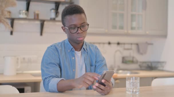 Ung Afrikansk Man Som Använder Smartphone Jobbet — Stockvideo