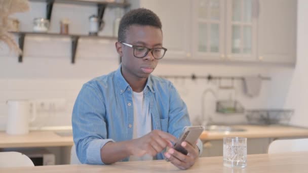 Ung Afrikansk Man Firar Framgång Smartphone — Stockvideo