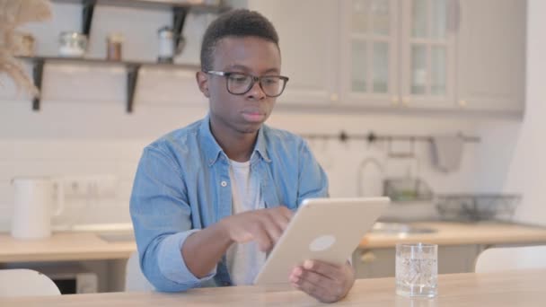 Glada Unga Afrikanska Mannen Med Hjälp Tablet — Stockvideo