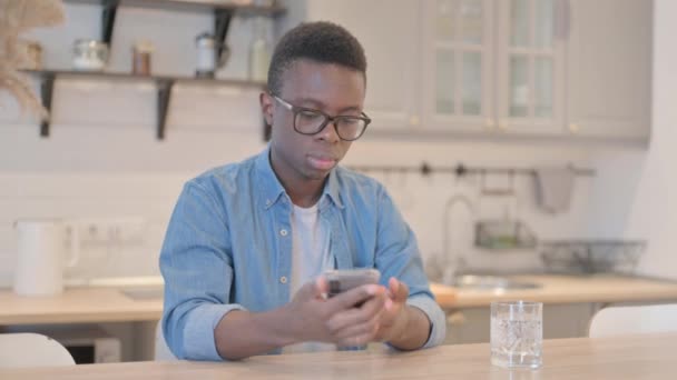 Jong Afrikaans Man Praten Smartphone — Stockvideo