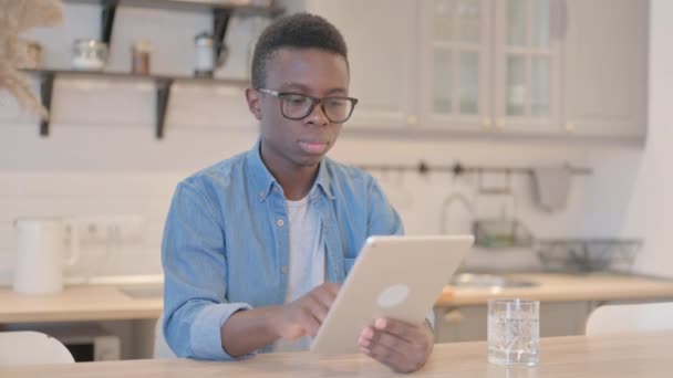 Jonge Afrikaanse Man Boos Door Verlies Tablet — Stockvideo