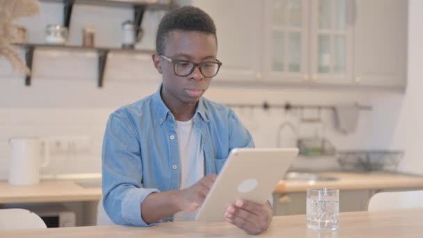 Jonge Afrikaanse Man Viert Succes Tablet — Stockvideo