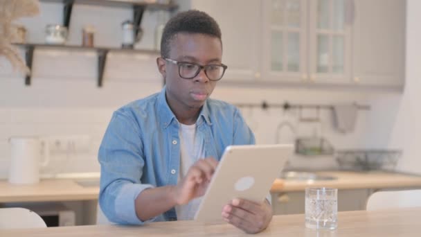 아프리카 남자에 태블릿에 온라인 비디오 — 비디오