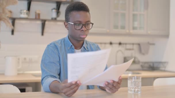 Junger Afrikaner Liest Dokumente Bei Der Arbeit Papierkram — Stockvideo