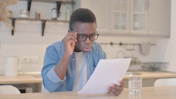 Расстроенный Молодой Африканский Человек Реагирует Деловой Отчет Потери — стоковое видео