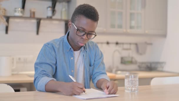 Ung Afrikansk Man Som Arbetar Med Dokument Gör Pappersarbete — Stockvideo