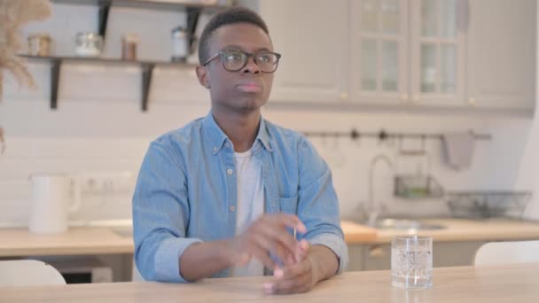 Bedachtzame Jonge Afrikaanse Man Denkend Aan Nieuwe Ideeën — Stockvideo