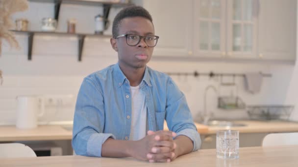 Joven Africano Con Dolor Espalda Sentado Oficina — Vídeos de Stock
