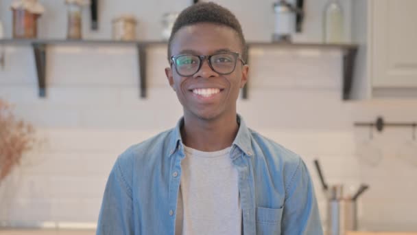 笑着看照相机的年轻非洲男生的肖像 — 图库视频影像