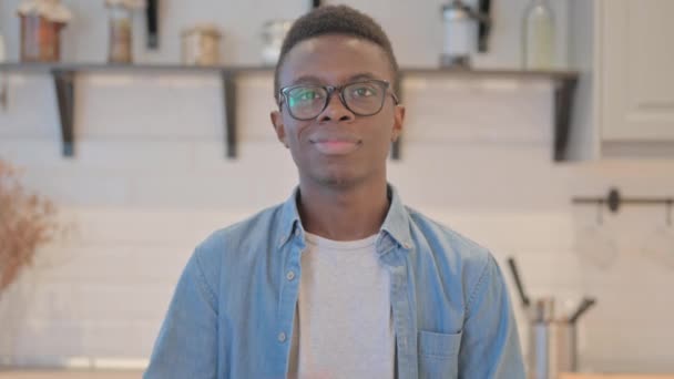 Portret Młodego Afrykanina Kciuki Górę — Wideo stockowe