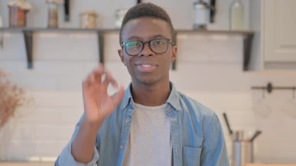 Πορτρέτο Ενθουσιασμένος Νεαρός Αφρικανός Γιορτάζοντας Την Επιτυχία — Αρχείο Βίντεο