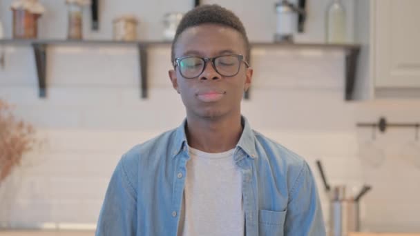 非洲年轻人的肖像 低垂的拇指 — 图库视频影像