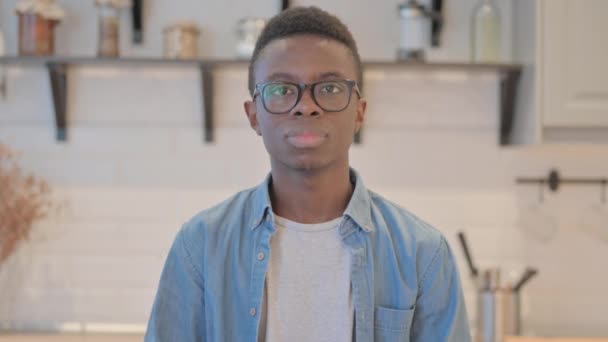 Porträt Eines Jungen Afrikaners Der Die Kamera Winkt — Stockvideo