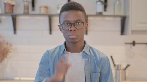 Porträtt Ung Afrikansk Man Inbjuda Nya Människor — Stockvideo