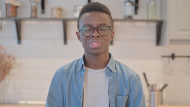 Retrato Oferta Rechazo Del Joven Africano — Vídeos de Stock