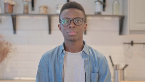 Πορτρέτο Του Νεαρού Αφρικανού Που Τρέμει Κεφάλι Στην Αποδοχή — Αρχείο Βίντεο