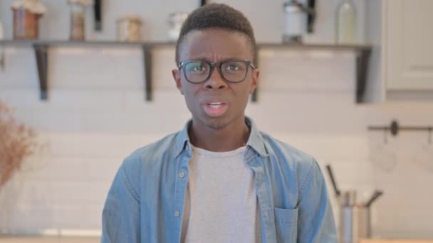 Retrato Joven Africano Trastornado Por Pérdida — Vídeos de Stock