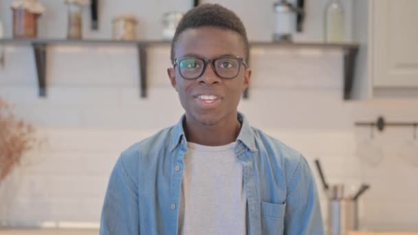 Portré Izgalmas Fiatal Afrikai Férfi Ünnepli Siker — Stock videók